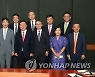 기념촬영하는 금감원장-증권·운용사 대표들