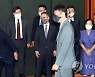 기념촬영 위해 이동하는 이복현 금감원장