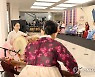 축하공연 보는 참석자들