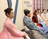 피아노 연주하는 김예지 의원