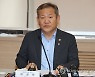 기자 질문에 답하는 이상민 장관