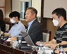 기자 질문에 답하는 이상민 장관