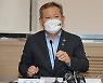 기자 질문에 답하는 이상민 장관