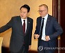 스페인에서 만난 한·호주 정상