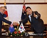 악수하는 한·호주 정상