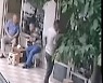(영상)아파트 2층서 추락한 아기 "아저씨 등에 쿵..다행"