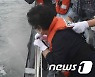 바다 바라보는 제2연평해전 유가족