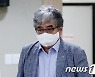 회의장 들어서는 한상혁 방통위원장