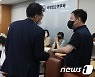 특별위원들과 이야기 나누는 정문주 근로자위원