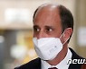 '물망초' 새겨진 마스크 쓴 킨타나 유엔 북한인권특별보고관