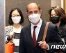 통일부로 향하는  킨타나 유엔 북한인권특별보고관