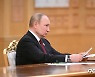 카스피해 국가 정상회담서 발언 듣는 푸틴 대통령