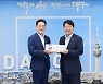 최기문 영천시장, 권영진 대구시장에 감사패 전달