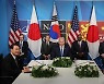 나토서 만난 한미일 정상..미 "북 탄도미사일 위협 다뤄"