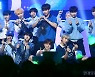 [포토] 오메가엑스, '팬들 마음 흔드는 멋진 모습'