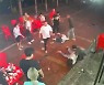 쓰다듬는 팔 뿌리쳤다고 집단폭행.. 중국 여성들의 들끓는 분노[플랫]