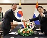 윤 대통령, 네덜란드 총리 만나 "한국 기업 네덜란드 원전 정책 기여 희망"