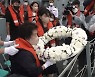[영상]'제2연평해전' 유족, 바다로 꽃다발..20년前 오늘 기리며