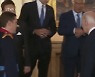 [영상] 尹에 '노룩 악수' 청한 바이든.. 다른 정상들에게는?
