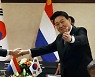 "尹정부 팀 코리아의 출발".. 나토 시작으로 세일즈 외교 본격화