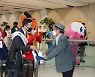 일본 여행객 2년 4개월만에 미소 품고 한국 도착