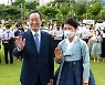 '배우자와 함께 인사 하는 송하진 전북도지사'