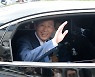 '환한 표정으로 취재진에 인사 전하는 송하진 전북도지사'
