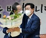 '김관영 전북도지사 당선인에 꽃다발 받는 송하진 전북도지사'