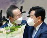 '마주한 송하진 전북도지사와 김관영 당선인'