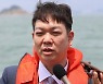 인터뷰하는 고(故) 윤영하 소령의 동생 윤영민씨