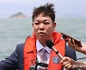 인터뷰하는 고(故) 윤영하 소령의 동생 윤영민씨
