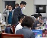 내년 최저임금 심의 '파행'..민주노총·경영계 퇴장속 표결