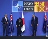 아태 파트너 4개국 정상-NATO 사무총장 기념촬영