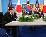 이 시각 마드리드..한미일 정상 "북핵 대응 3각 공조 강화"