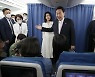 기내 간담회 연 尹 "긴장? 전혀".. 김건희 여사도 깜짝 등장