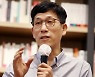진중권 "尹 쉬면서 축구 볼 수도 있지..시비 건 백혜련 IQ 의심돼"