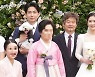 장나라, 연하남편과 팔짱 꼭.. 가족사진 공개[리포트:컷]