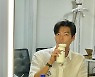 김우빈, '♥신민아' 사로잡은 듬직함.."어깨가 태평양이네"