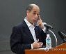 취재진 질문 답하는 유엔 북한인권특별보고관