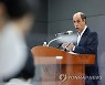 취재진 질문에 답변하는 유엔 북한인권특별보고관