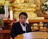 인사말하는 윤성이 총장