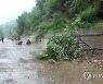 폭우로 흙사태 발생한 평남 덕천시 도로