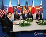 대화하는 한미일 정상