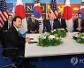 대화하는 한미일 정상
