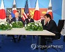 대화하는 한미일 정상