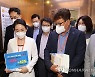 공익위원, 내년 최저임금안 9천620원·5.0%↑ 제시..곧 표결
