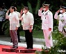 필리핀 새 정부 출범..마르코스 '봉봉' 주니어 환대 속 취임