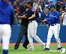 '벤치클리어링 발생' 토론토, 연장 끝에 보스턴에 패배..3연승 좌절