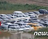 갑작스런 폭우로 인해 물에 잠긴 차량들