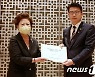 전문대학교육협의회 건의문 받는 장상윤 차관